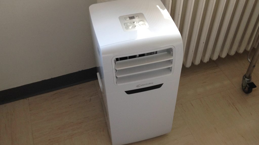 Climatiseur mobile posé dans une pièce intérieure