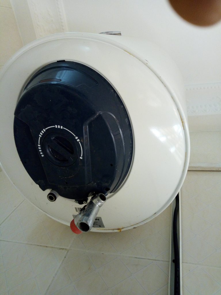Chauffe-eau électrique mural installé dans un logement
